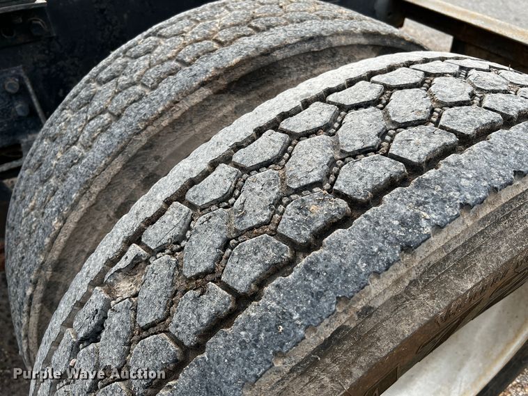 image for item DQ1945 1982 Freightliner FLC  semi truck