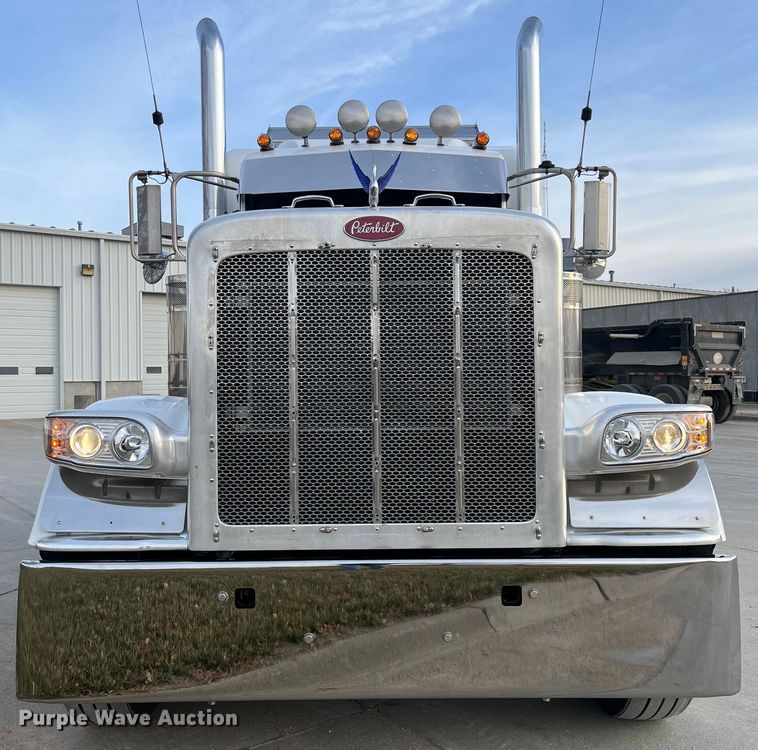image for item DS6748 2009 Peterbilt 389  semi truck