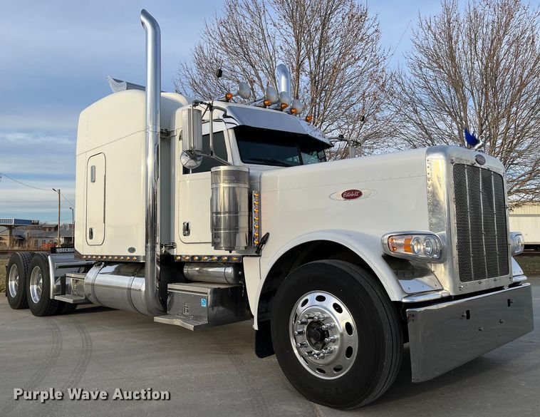 image for item DS6748 2009 Peterbilt 389  semi truck