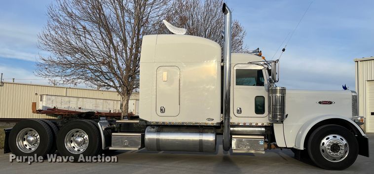 image for item DS6748 2009 Peterbilt 389  semi truck