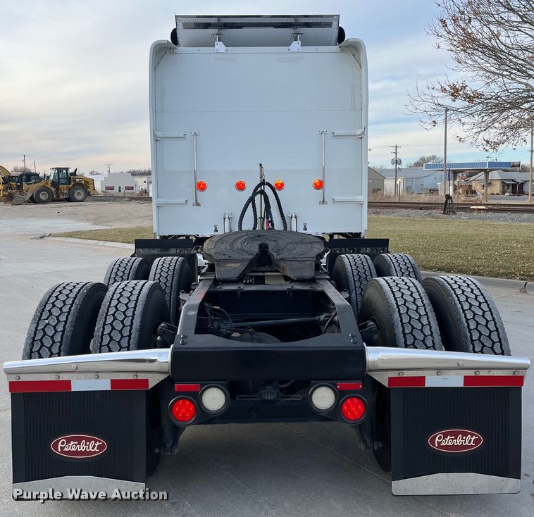 image for item DS6748 2009 Peterbilt 389  semi truck