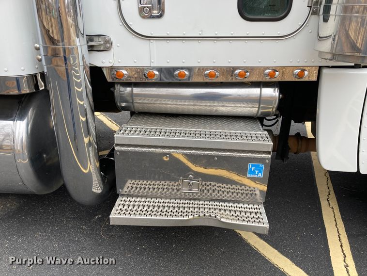 image for item DS6748 2009 Peterbilt 389  semi truck