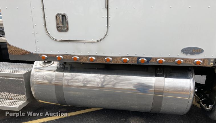 image for item DS6748 2009 Peterbilt 389  semi truck