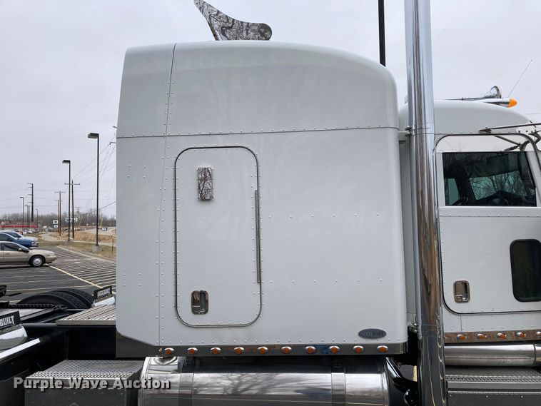 image for item DS6748 2009 Peterbilt 389  semi truck