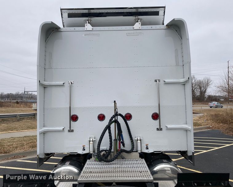 image for item DS6748 2009 Peterbilt 389  semi truck