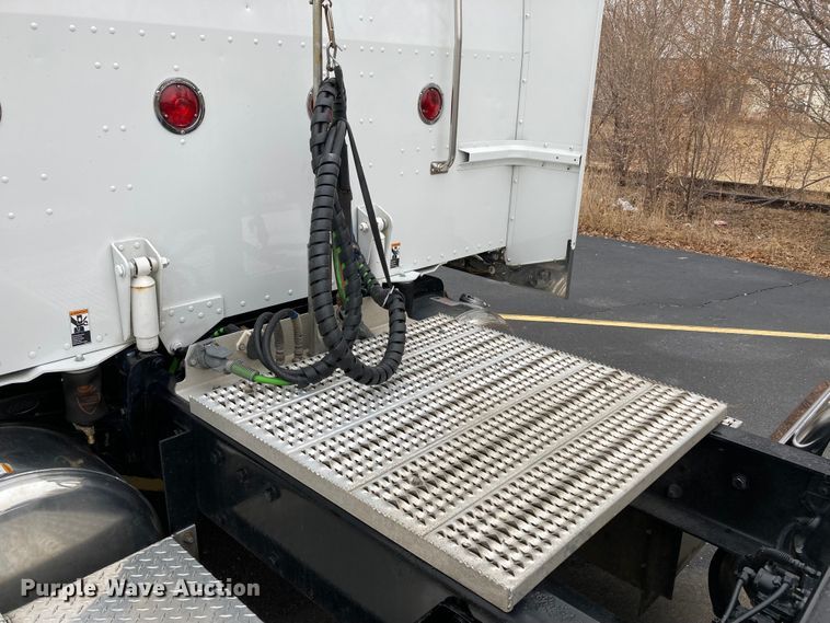 image for item DS6748 2009 Peterbilt 389  semi truck