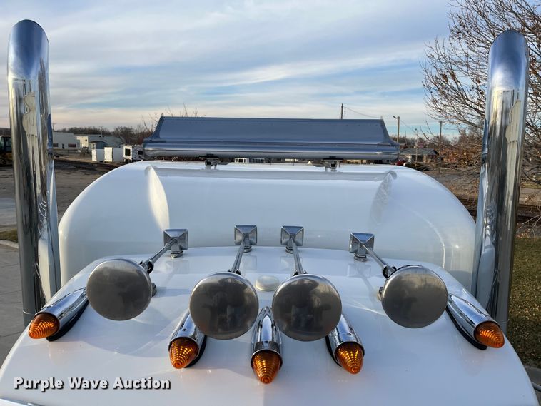 image for item DS6748 2009 Peterbilt 389  semi truck