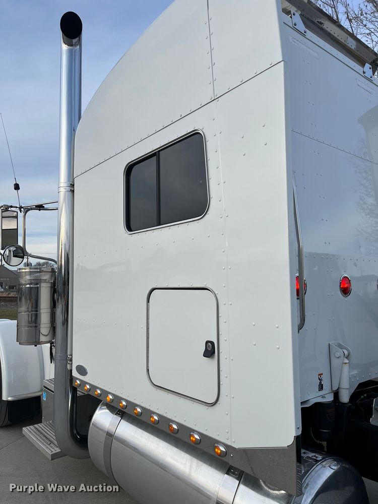 image for item DS6748 2009 Peterbilt 389  semi truck