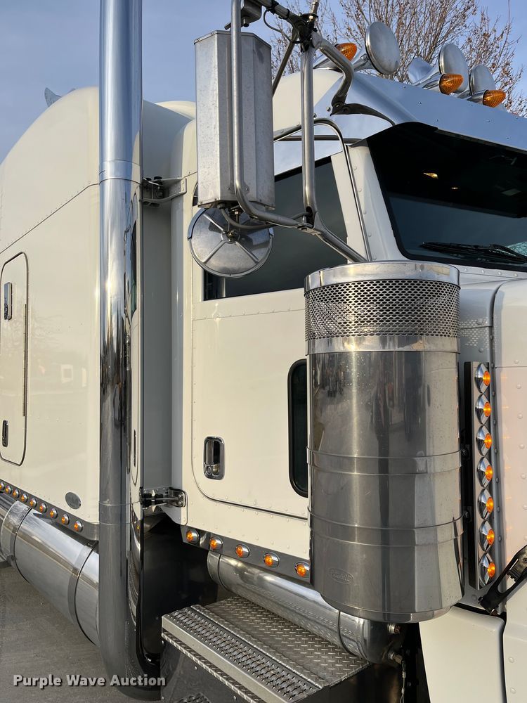 image for item DS6748 2009 Peterbilt 389  semi truck