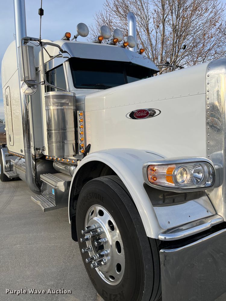 image for item DS6748 2009 Peterbilt 389  semi truck