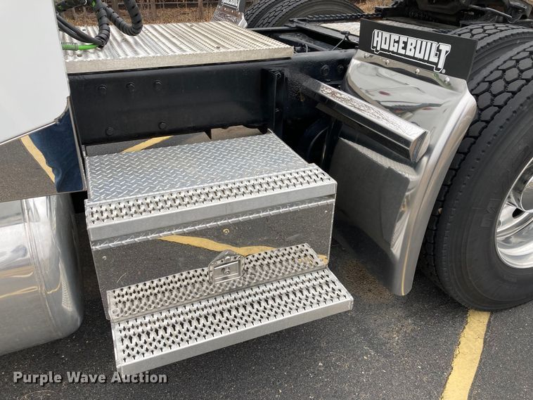 image for item DS6748 2009 Peterbilt 389  semi truck