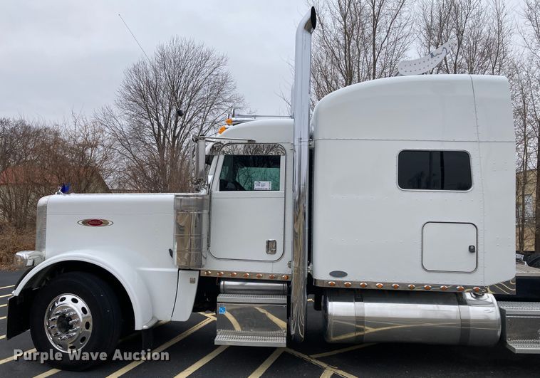 image for item DS6748 2009 Peterbilt 389  semi truck
