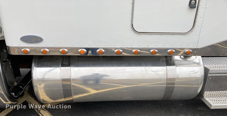 image for item DS6748 2009 Peterbilt 389  semi truck