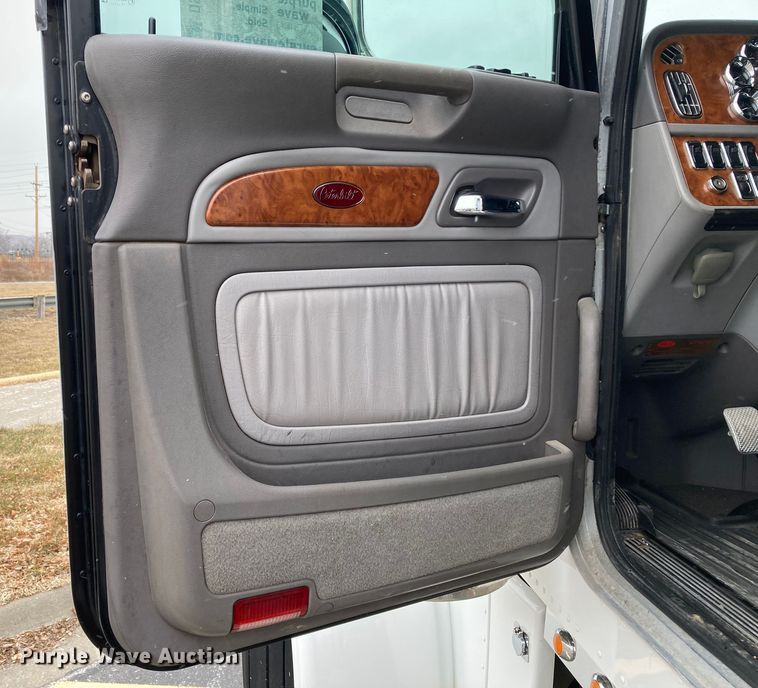 image for item DS6748 2009 Peterbilt 389  semi truck