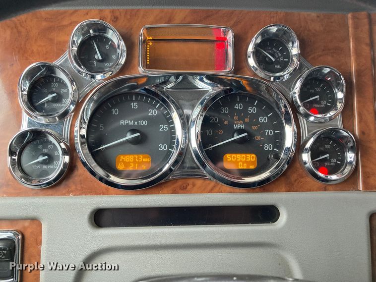 image for item DS6748 2009 Peterbilt 389  semi truck