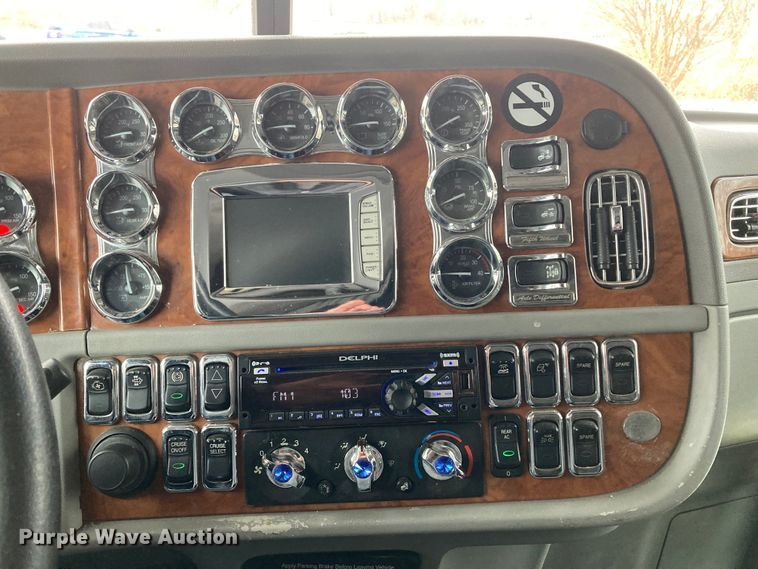 image for item DS6748 2009 Peterbilt 389  semi truck