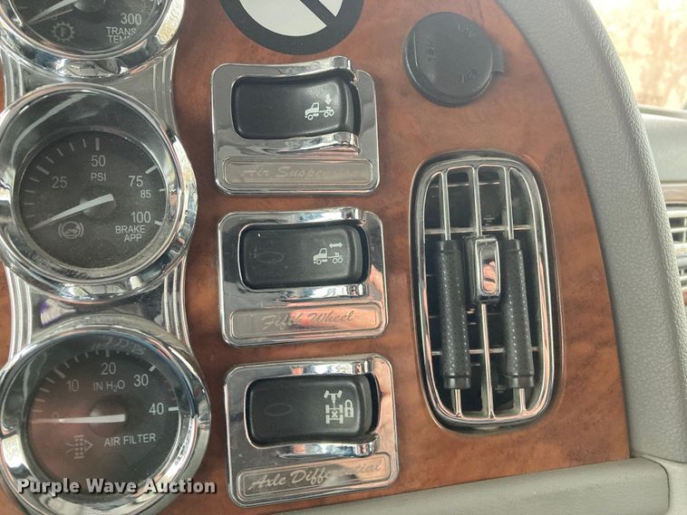 image for item DS6748 2009 Peterbilt 389  semi truck