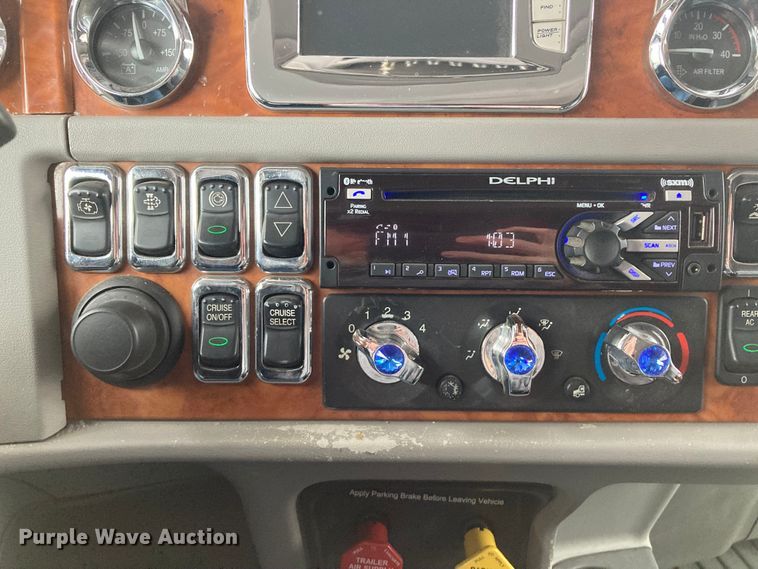 image for item DS6748 2009 Peterbilt 389  semi truck