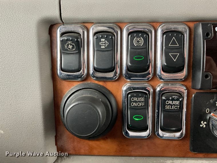 image for item DS6748 2009 Peterbilt 389  semi truck