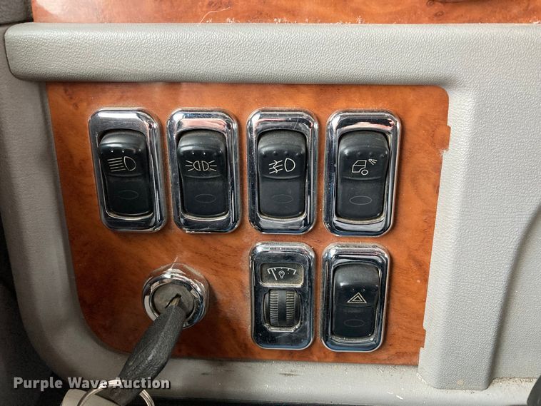 image for item DS6748 2009 Peterbilt 389  semi truck