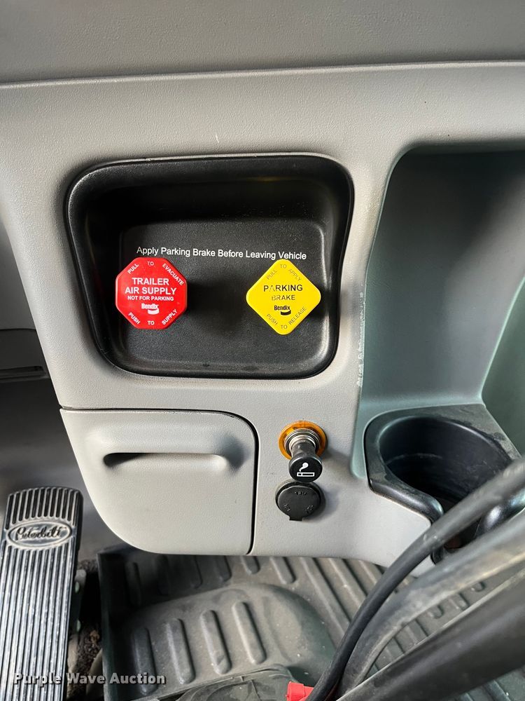 image for item DS6748 2009 Peterbilt 389  semi truck