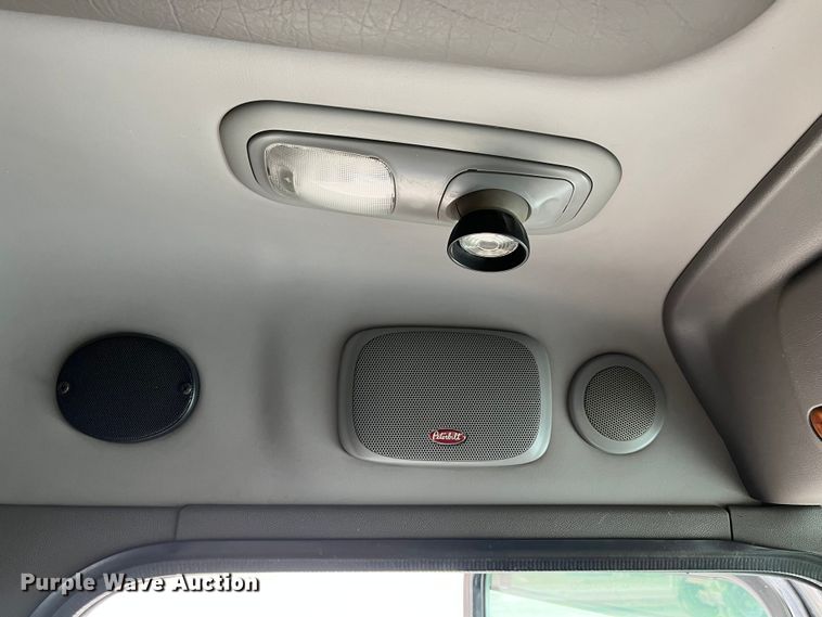 image for item DS6748 2009 Peterbilt 389  semi truck