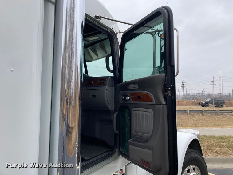 image for item DS6748 2009 Peterbilt 389  semi truck