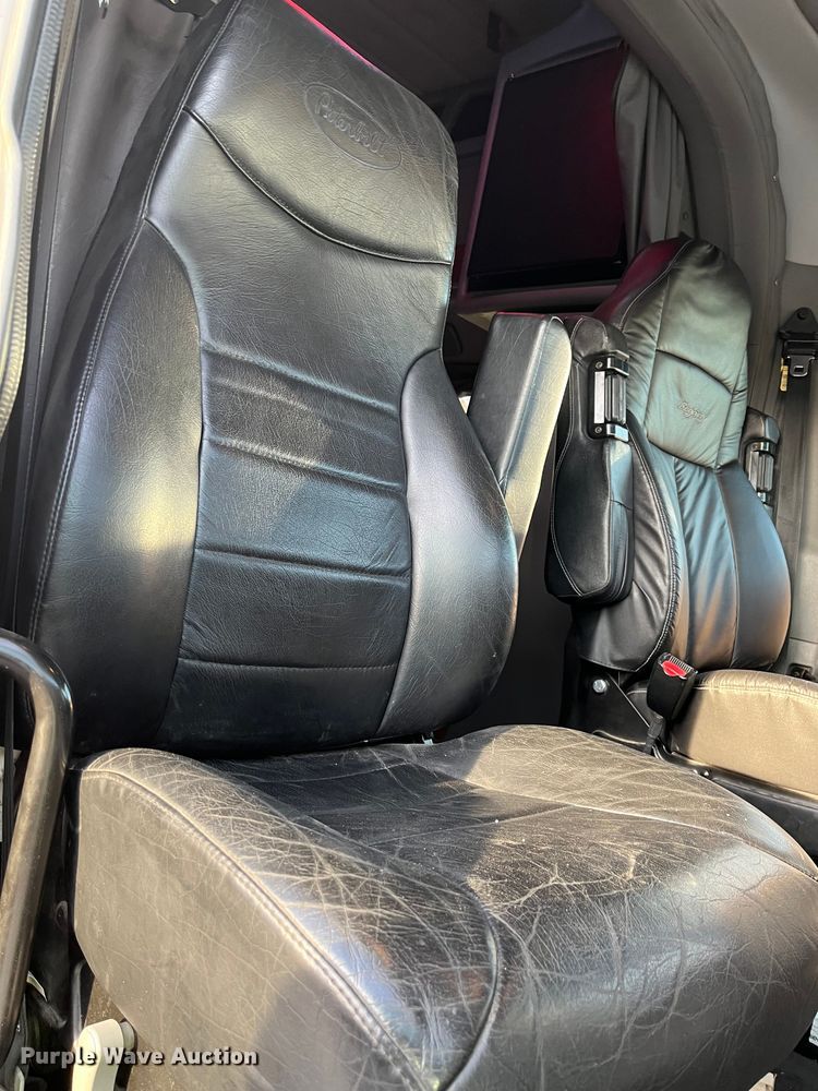 image for item DS6748 2009 Peterbilt 389  semi truck