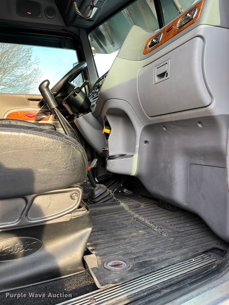 image for item DS6748 2009 Peterbilt 389  semi truck
