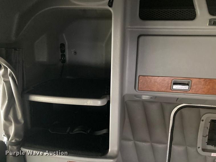 image for item DS6748 2009 Peterbilt 389  semi truck