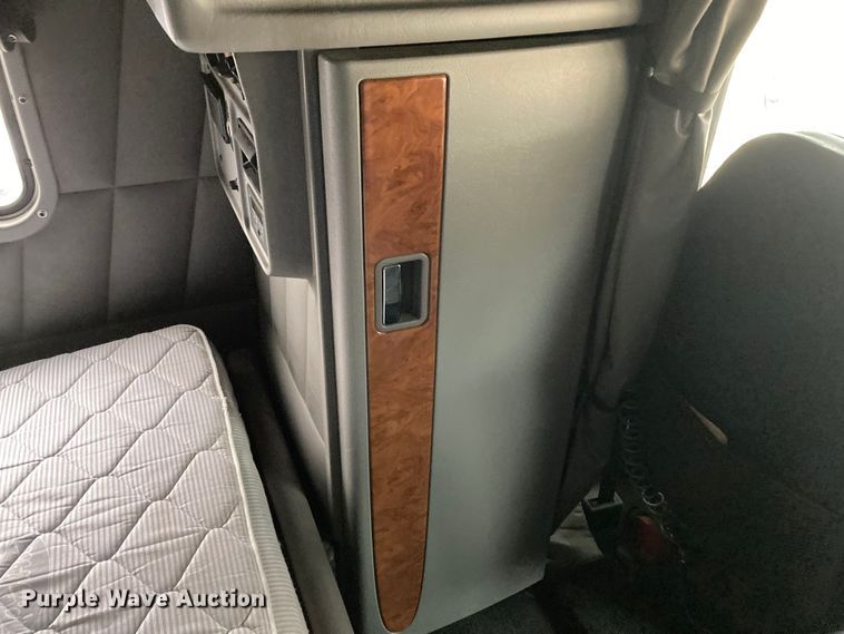 image for item DS6748 2009 Peterbilt 389  semi truck