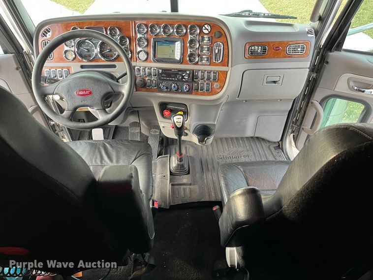 image for item DS6748 2009 Peterbilt 389  semi truck