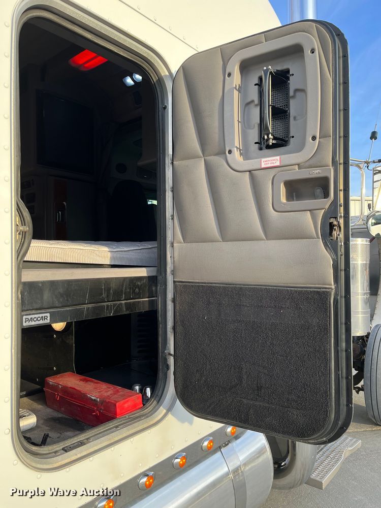 image for item DS6748 2009 Peterbilt 389  semi truck