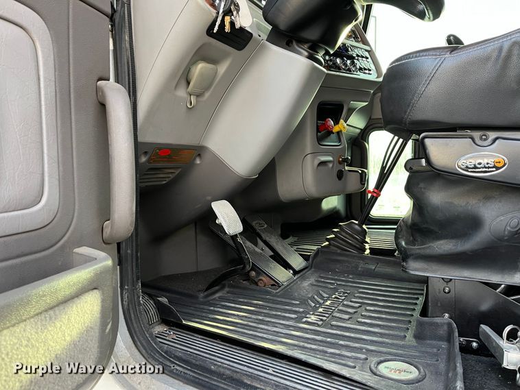 image for item DS6748 2009 Peterbilt 389  semi truck