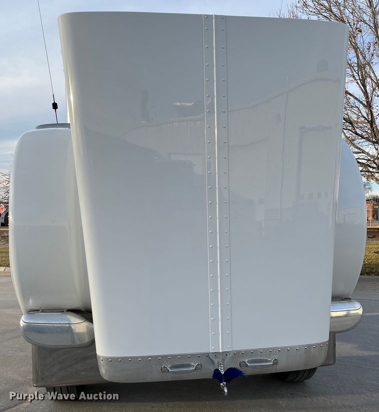 image for item DS6748 2009 Peterbilt 389  semi truck