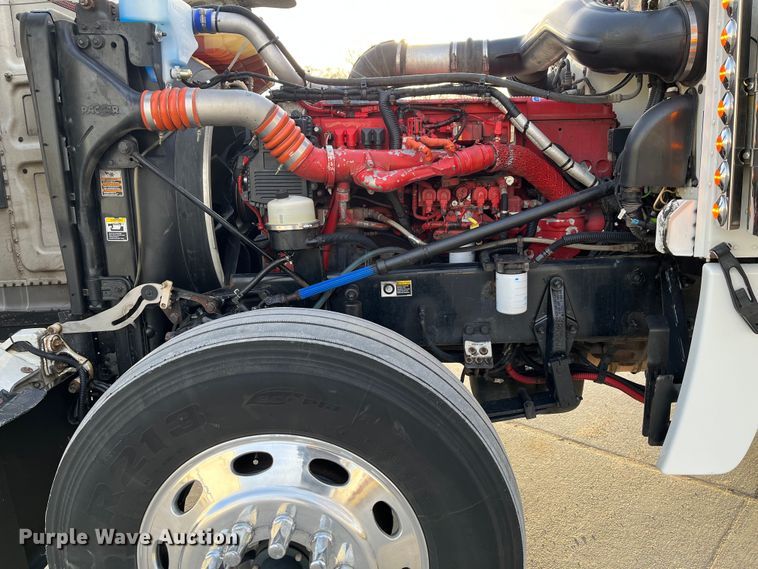 image for item DS6748 2009 Peterbilt 389  semi truck