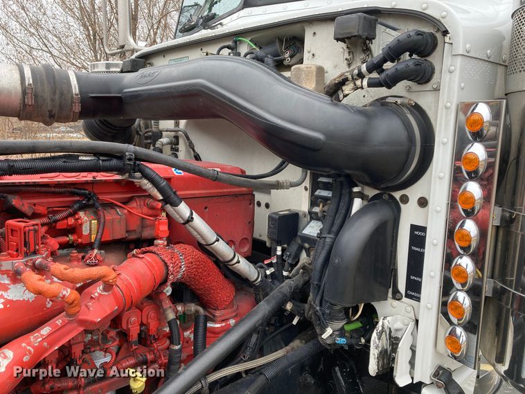 image for item DS6748 2009 Peterbilt 389  semi truck