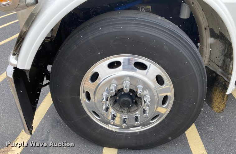 image for item DS6748 2009 Peterbilt 389  semi truck