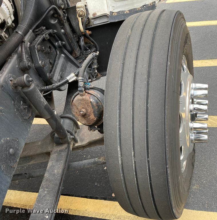 image for item DS6748 2009 Peterbilt 389  semi truck