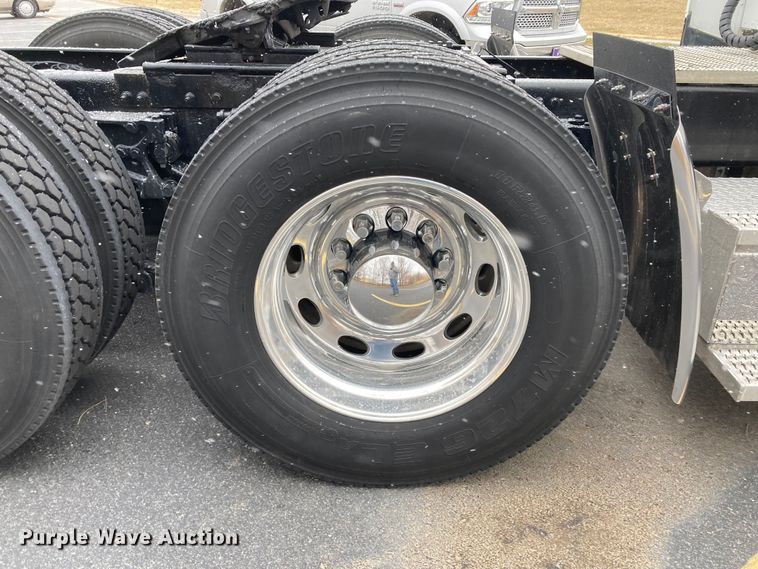 image for item DS6748 2009 Peterbilt 389  semi truck