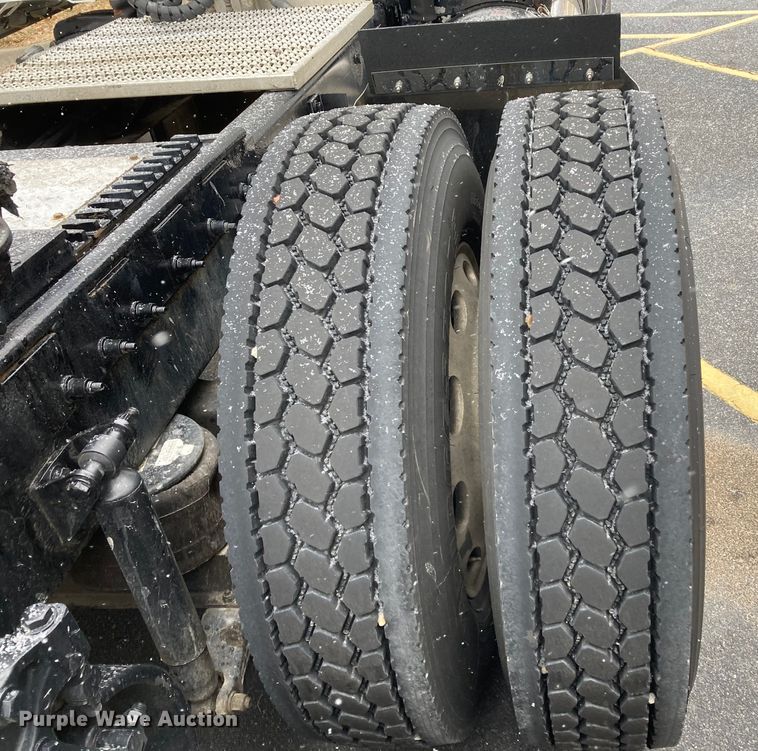 image for item DS6748 2009 Peterbilt 389  semi truck