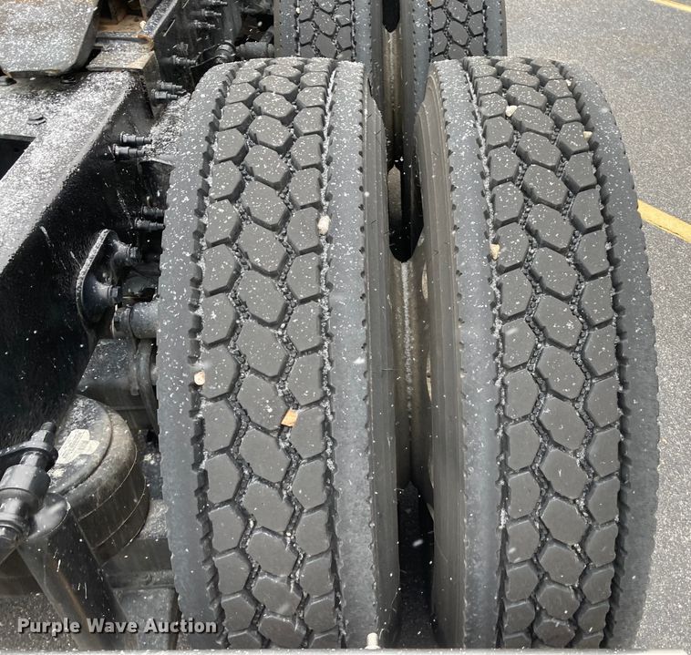 image for item DS6748 2009 Peterbilt 389  semi truck