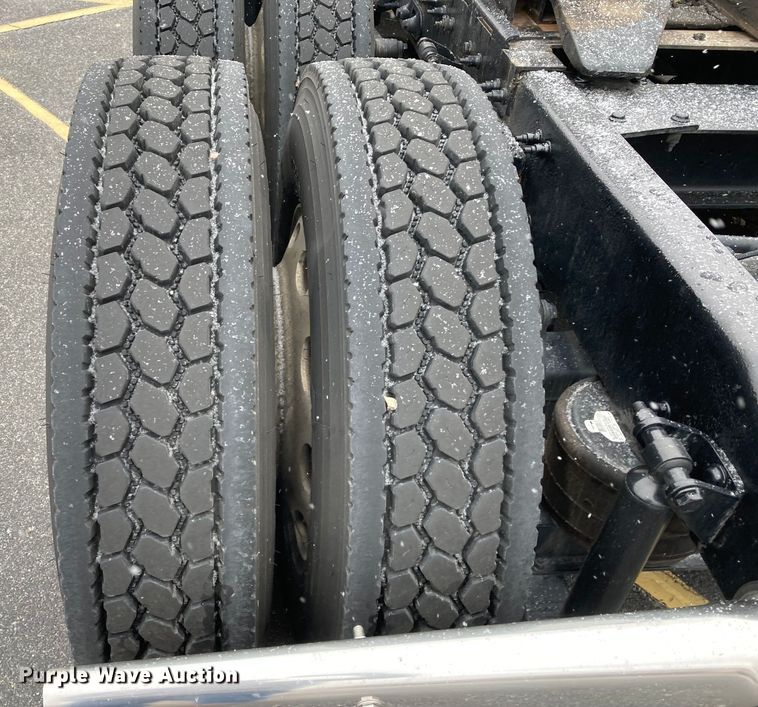 image for item DS6748 2009 Peterbilt 389  semi truck