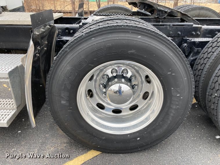 image for item DS6748 2009 Peterbilt 389  semi truck