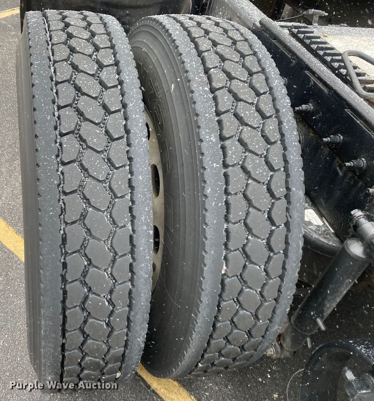 image for item DS6748 2009 Peterbilt 389  semi truck