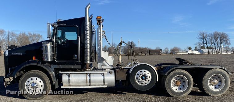 image for item JW9233 2009 Kenworth T800  semi truck