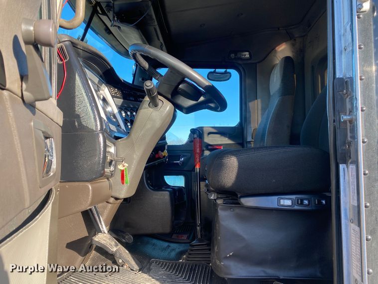 image for item JW9233 2009 Kenworth T800  semi truck