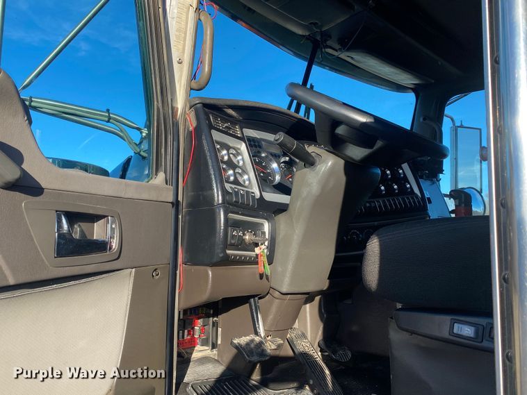 image for item JW9233 2009 Kenworth T800  semi truck