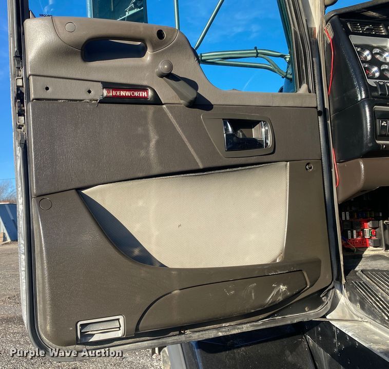 image for item JW9233 2009 Kenworth T800  semi truck