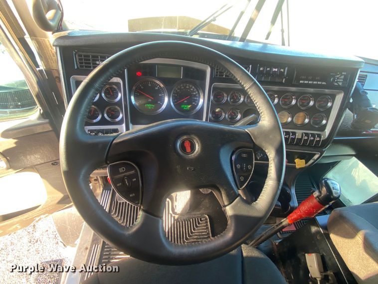 image for item JW9233 2009 Kenworth T800  semi truck
